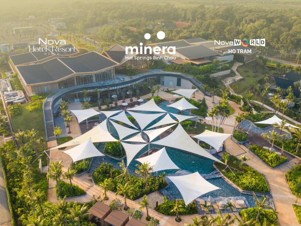een bovenaanzicht van een resort met zwembad bij Minera Hot Springs Binh Chau in Binh Chau