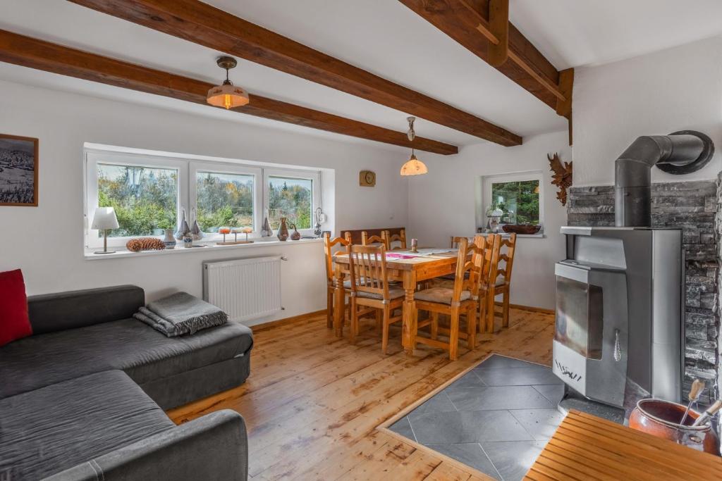 Χώρος καθιστικού στο Chata Boží Dar 63