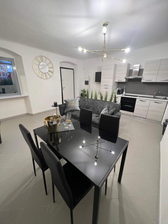 Η κουζίνα ή μικρή κουζίνα στο Royal Relax Sarzana