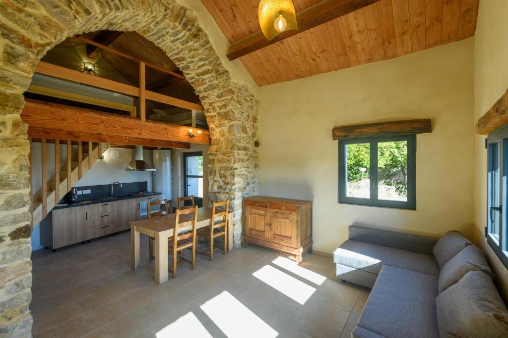 Η κουζίνα ή μικρή κουζίνα στο La Grange d'Emile gîtes, roulottes et piscine