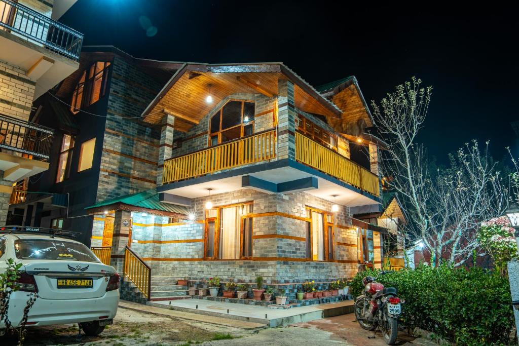 ein Haus mit einem davor geparkten Auto in der Unterkunft The Northwood Cottages Manali, Mountain View with balcony, near mall road, manali in Manali