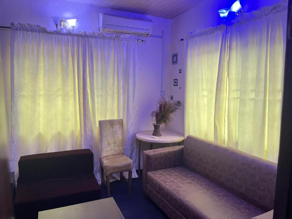 Χώρος καθιστικού στο Cozy 1 Bedroom Apartment Ikeja GRA