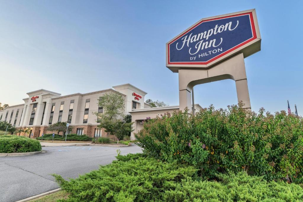 a sign for a hampton inn in front of a building at Hampton Inn Jasper, AL in Jasper