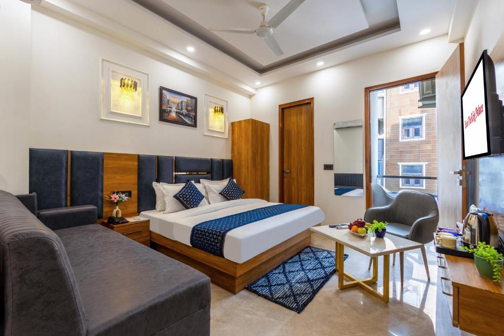 a hotel room with a bed and a couch at Hotel The King Palace in New Delhi