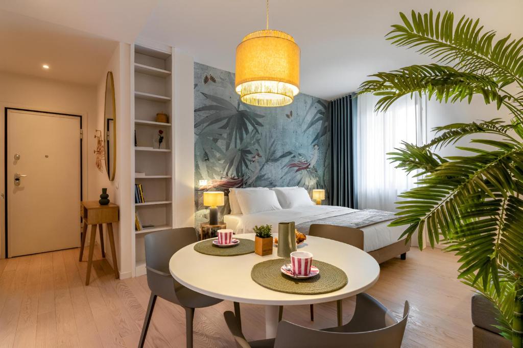 ein Hotelzimmer mit Bett, Tisch und Stühlen in der Unterkunft SanFrancesco Suite in Padua