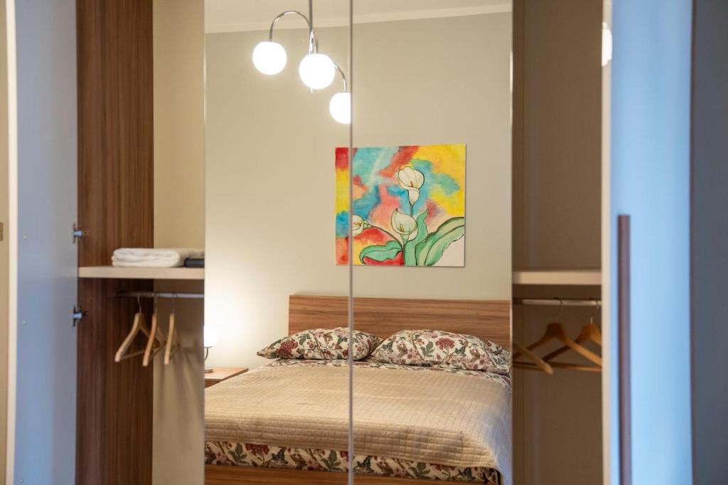 Un dormitorio con una cama con un cuadro en la pared. en Belvedere la Rocca, en Rocca dʼArce