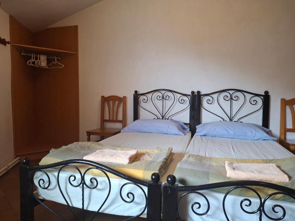 Ένα ή περισσότερα κρεβάτια σε δωμάτιο στο Mitja Pensió Hostal Pastuira Vallter 10