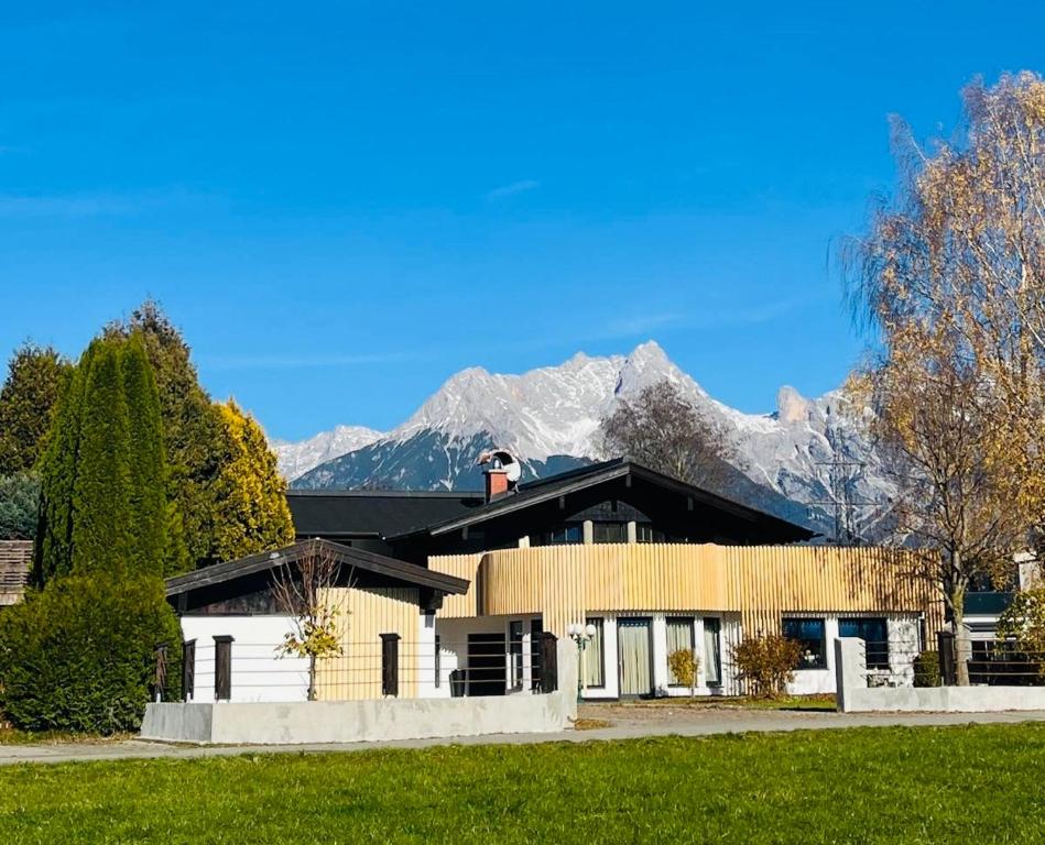a house with a mountain in the background at fuchs am meer in Mitterhofen