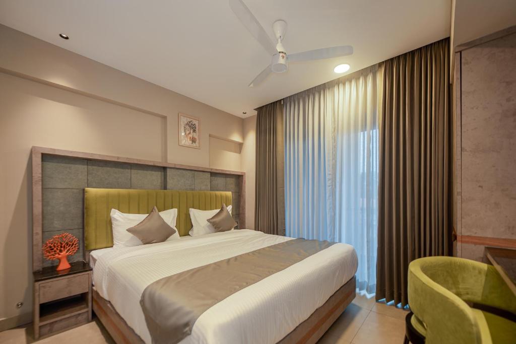 Giường trong phòng chung tại Hotel Sharda Residency