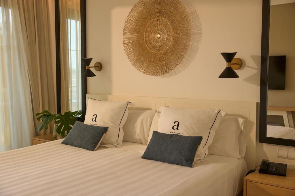 un dormitorio con una cama con dos almohadas. en Hotel Almirante, en Alicante