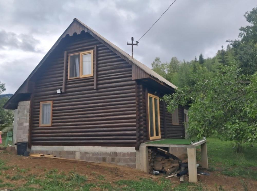 een klein huis met een kruis aan de zijkant bij SUN vikendica in Rožaje