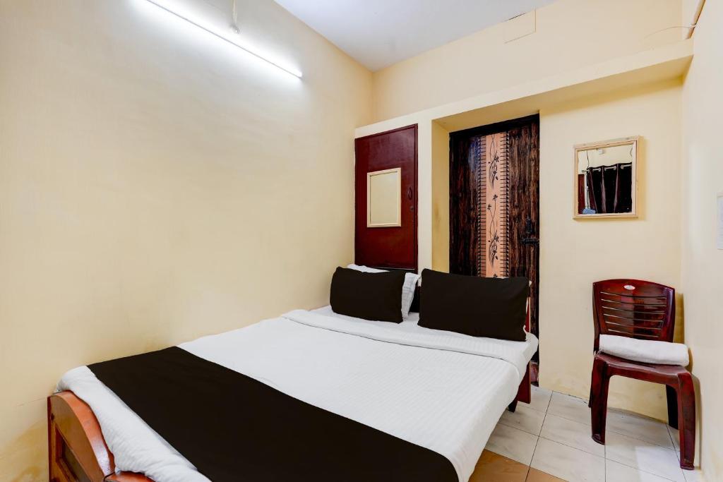 Postel nebo postele na pokoji v ubytování Hotel O Cooum Riverview Chennai Formerly Nimalan Residency