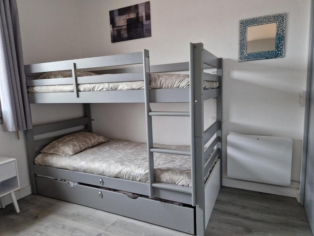 quelques lits superposés dans une chambre dans l'établissement Bord de mer avec piscine intérieure chauffée, à Port-la-Nouvelle