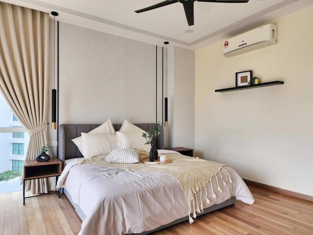 Ένα ή περισσότερα κρεβάτια σε δωμάτιο στο Luxury 4BR Duplex, Medini Apartment