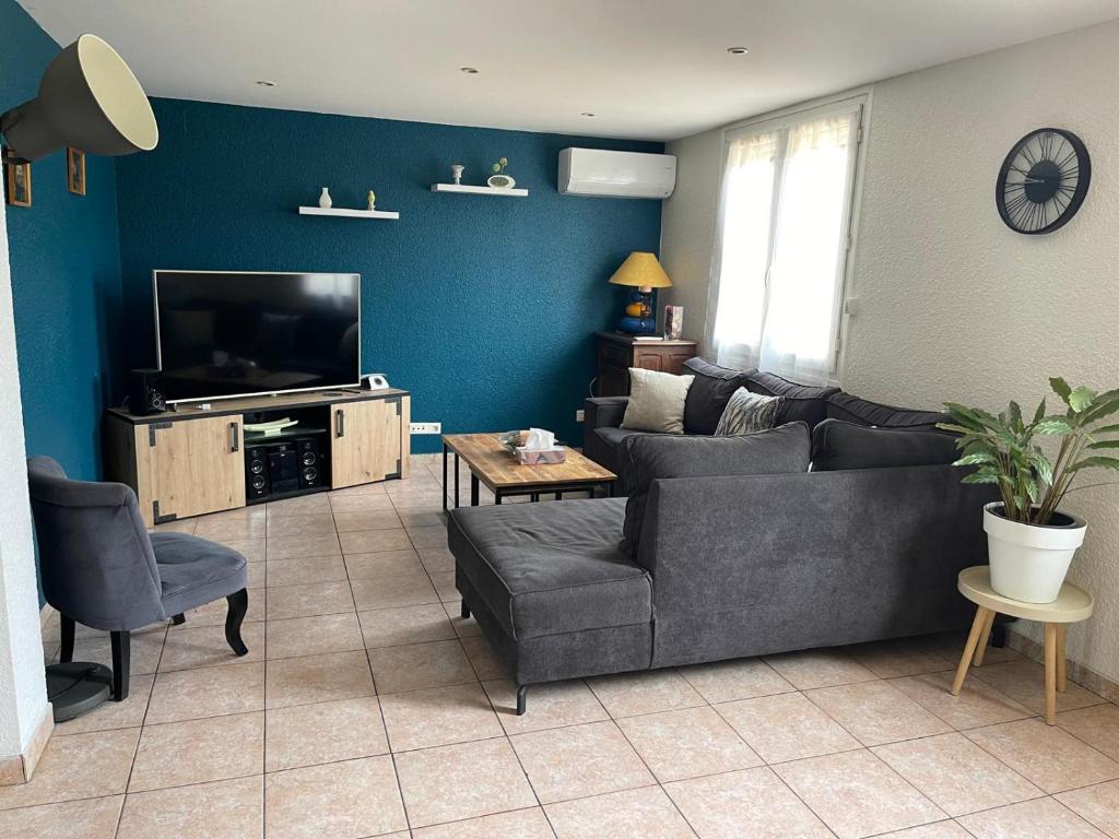 Posezení v ubytování Grande villa familiale à 5 min des plages en voiture - 4 chambres - wifi - clim - stationnement facile - grande cour