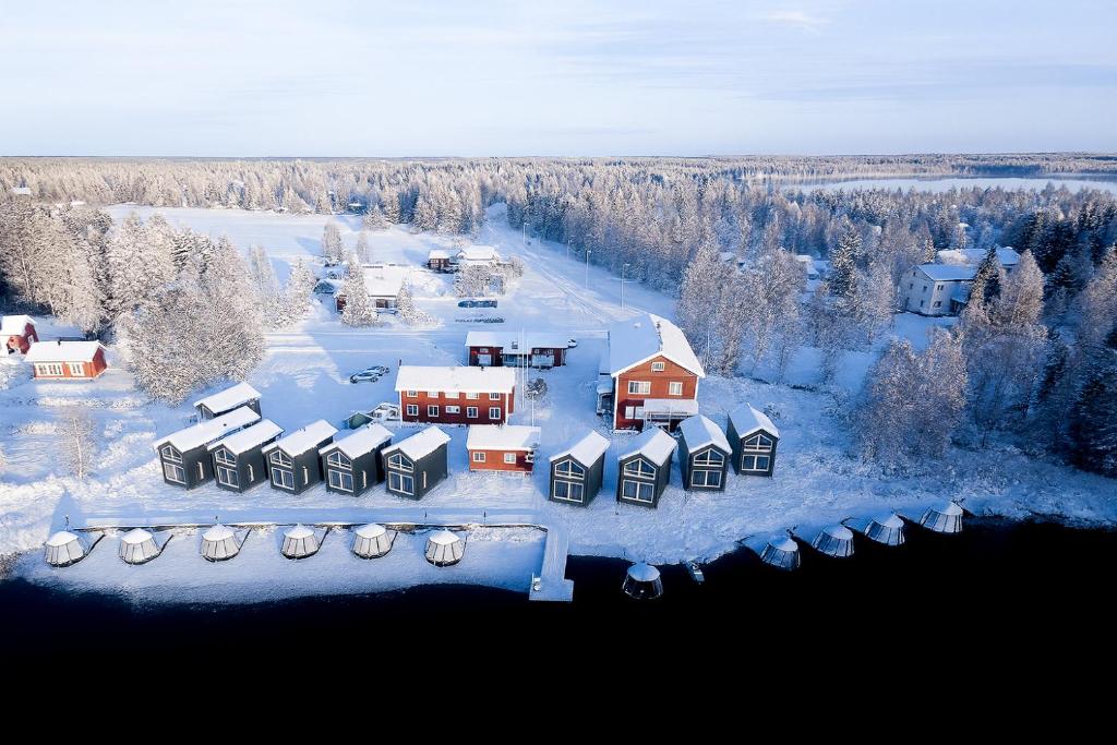 een luchtzicht op een huis bedekt met sneeuw bij Aurora Lake Lodges in Ranua