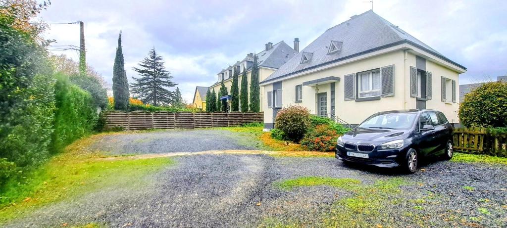 een auto geparkeerd voor een huis bij LA Grâce d'Amboise in Amboise