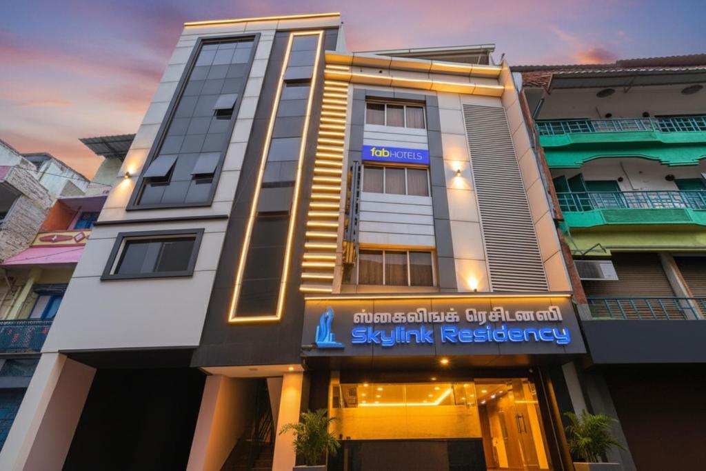 een gebouw met een bord ervoor bij FabHotel RKH Skylink Residency in Chennai