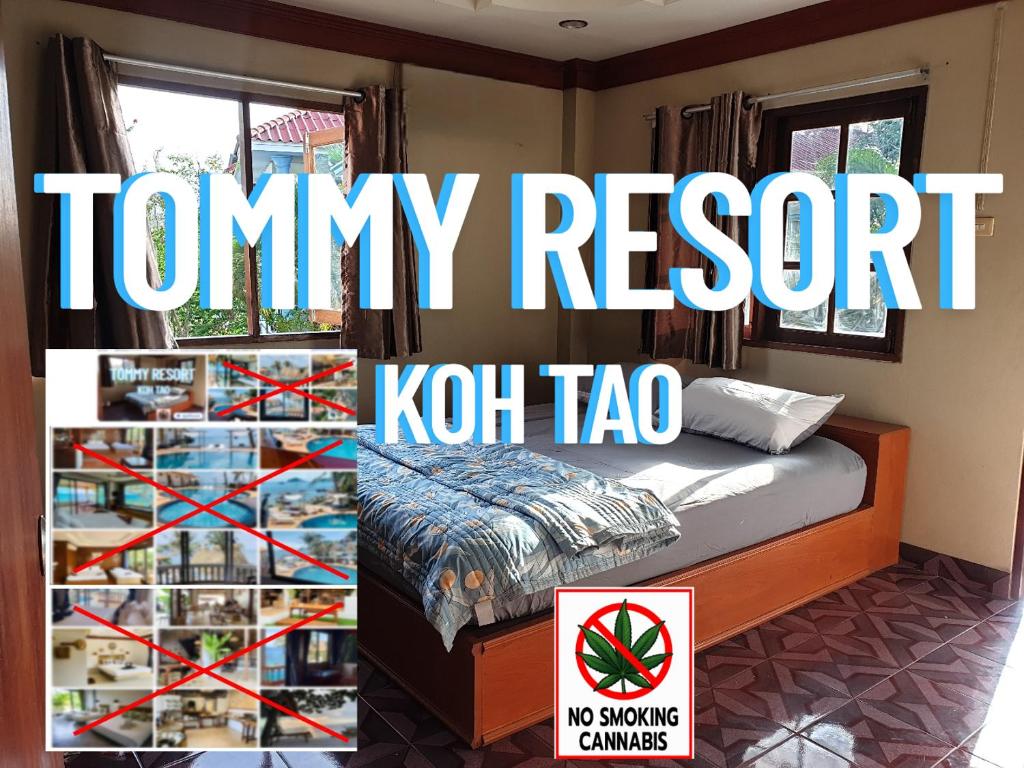 Ein Zimmer mit einem Bett und einem Schild mit der Aufschrift „Township Resort Koh Tac“ in der Unterkunft Tommy Resort Koh Tao in Ko Tao