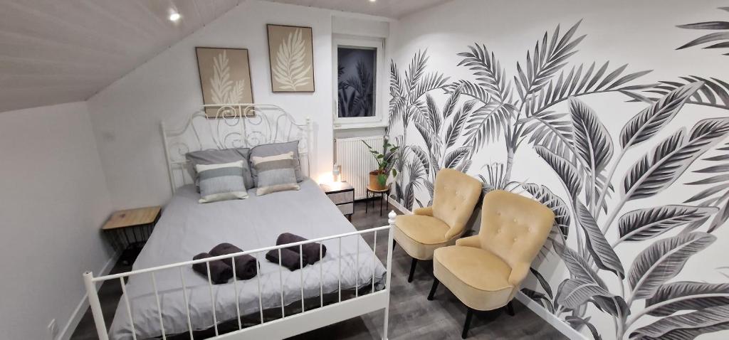 a bedroom with a bed and a chair at Le Refuge Aristide - Cozy - 4ch - Grand parking gratuit in Cravanche