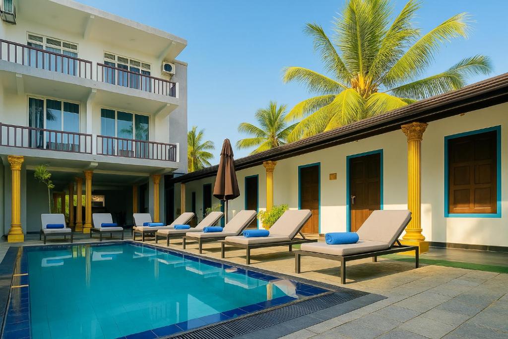 einen Pool mit Liegestühlen und ein Hotel in der Unterkunft Eros Green House in Unawatuna