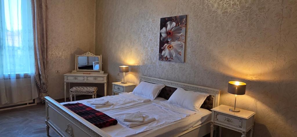 لابی و فضای عمومی Vintage two-bedroom apartment with balconies - تصویر ۵
