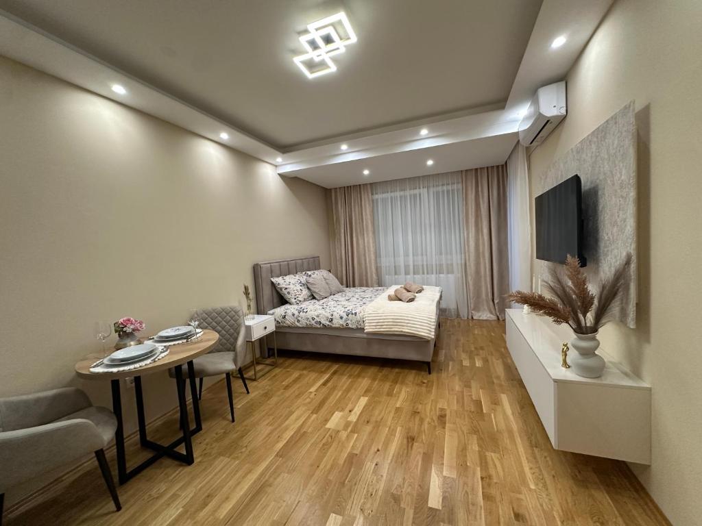 Železnička Stanica Banja Luka PredgrađeSpa Apartman Love&Spa的一个小客厅,配有一张床和一张桌子