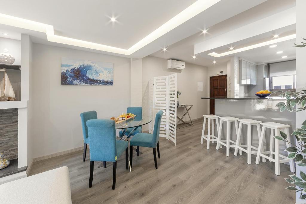 a kitchen and dining room with a table and chairs at Casa Azul in Ferrel