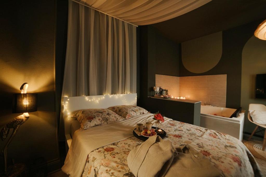 Un dormitorio con una cama con una mesa encima. en Bliss insolite Jacuzzi privée 5 min centre ville, en Mulhouse