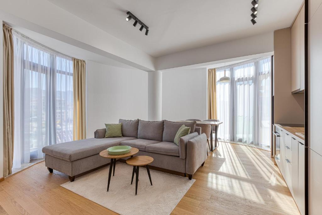 una sala de estar con un sofá y una mesa en Seaside Cozy Apartment, en Boreti