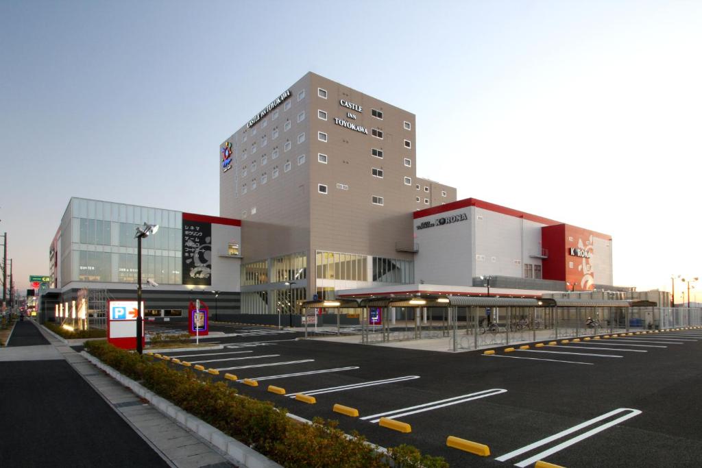 um parque de estacionamento vazio em frente a um edifício em Castle Inn Toyokawa em Toyokawa