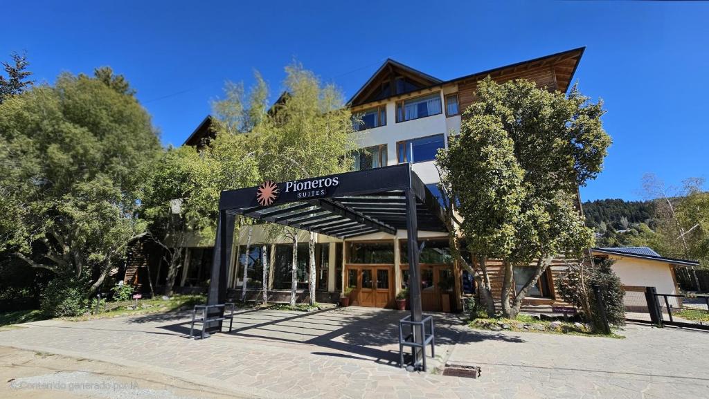 een gebouw met een bord ervoor bij Pioneros Suites by Grupo Tierra Gaucha in Bariloche