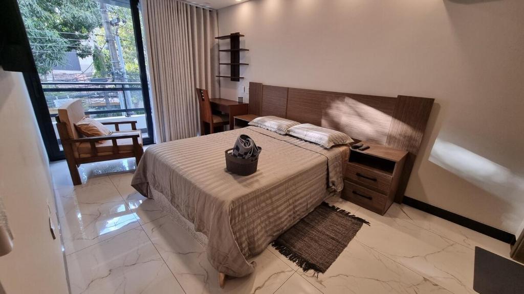 ein Schlafzimmer mit einem Bett und einem Tisch und einem Fenster in der Unterkunft Luxurious apartment with all comforts in El Pary