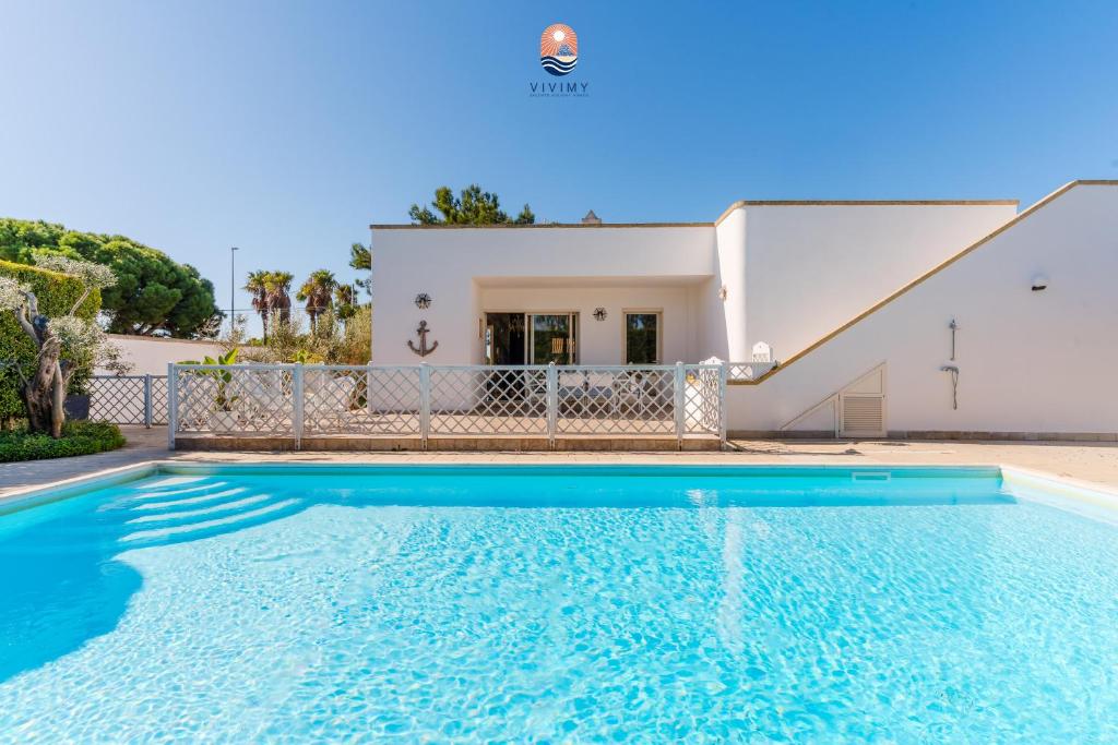 ein Swimmingpool vor einer Villa in der Unterkunft Villa èlitè by Vivimy in Taviano