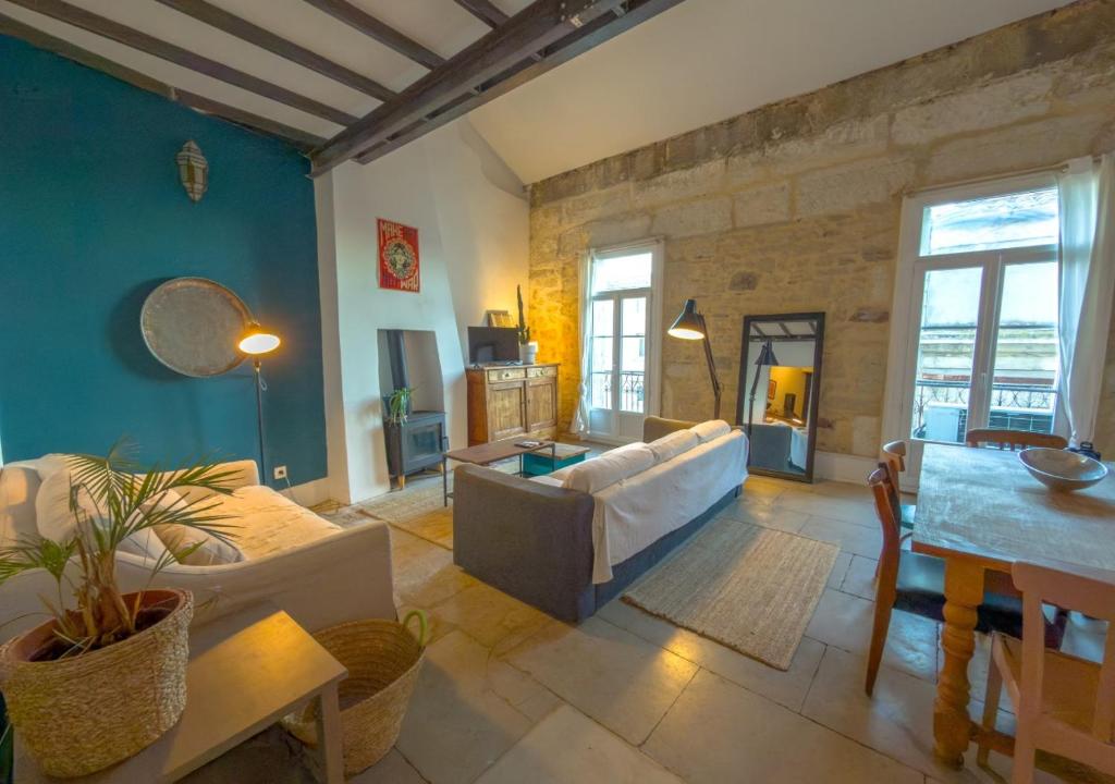 蒙彼利埃T4 Haussmannien Au Centre De Montpellier的客厅里有一张沙发和一张桌子。