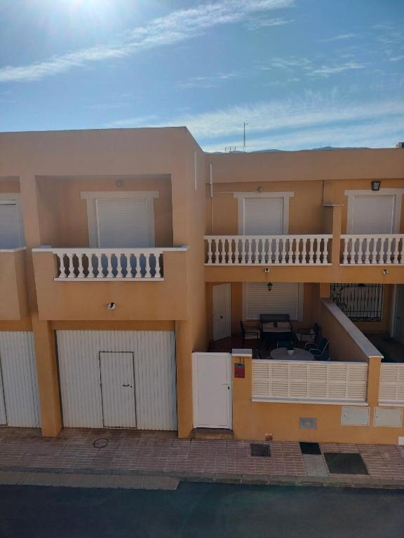 a house with two balconies and a patio at La estrella del desierto in Tabernas