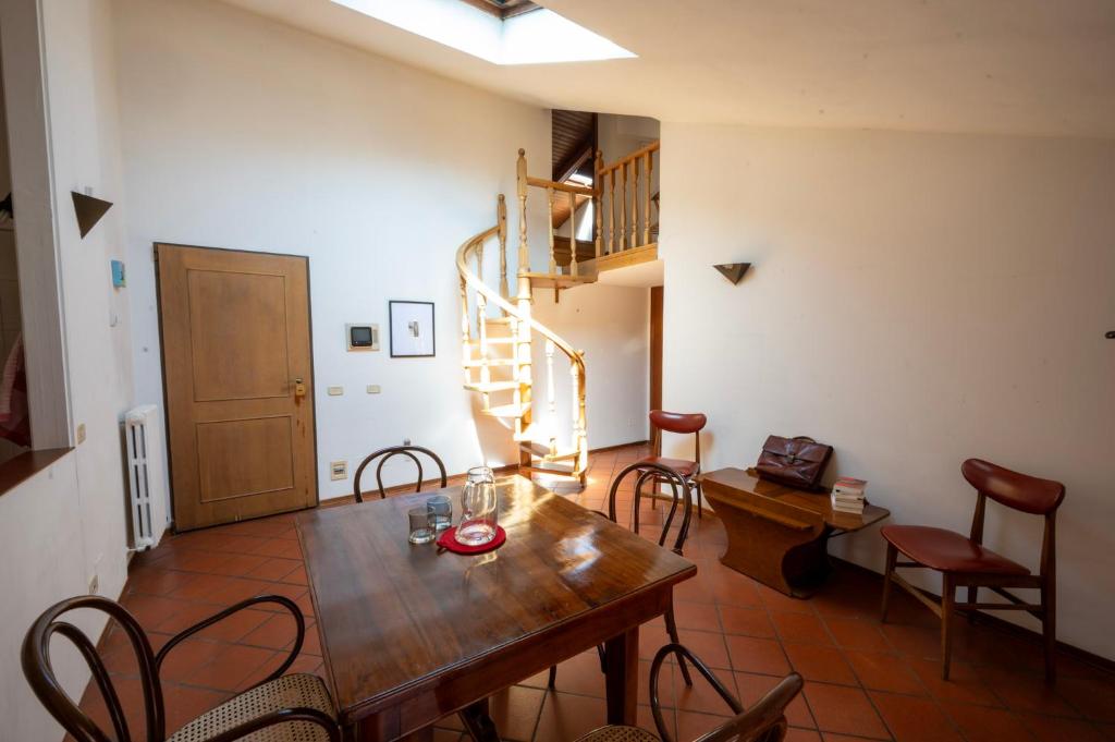 Defstero Asteri في ريجيو إيميليا: غرفة طعام مع طاولة وكراسي خشبية