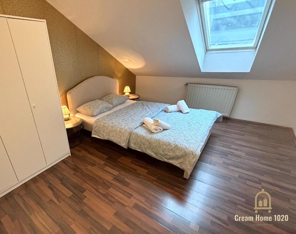 Ένα ή περισσότερα κρεβάτια σε δωμάτιο στο Cream Home