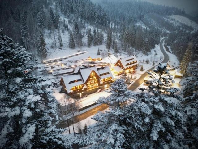 オシュチュニツァにあるHotel Marleneの雪に覆われたリゾートの航空写真