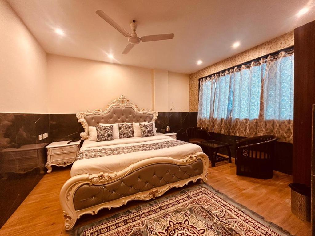 ムスーリーにあるstreem Viewのベッドルーム1室(大型ベッド1台、シーリングファン付)