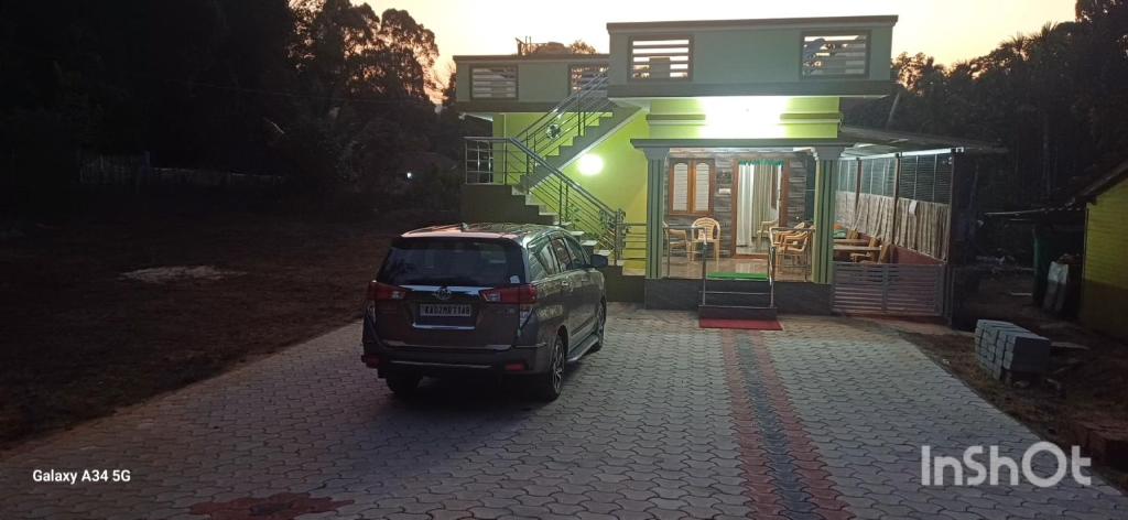 ein vor einem Haus geparktes Auto in der Unterkunft Vanashree Homestay Galamudi in Sringeri