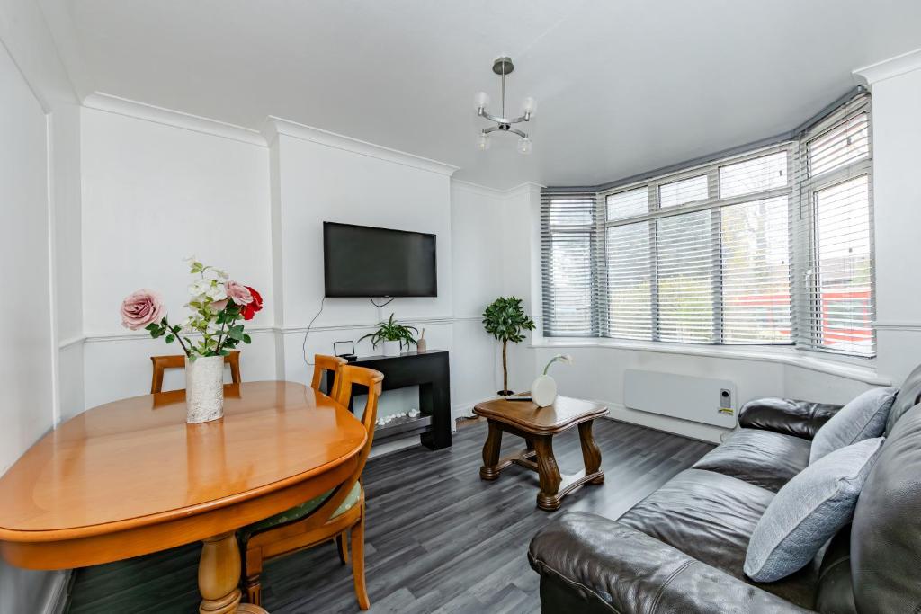 a living room with a table and a couch at The Comfy Contractors Resort, Free Private Parking & Wifi, 7 beds in Colchester