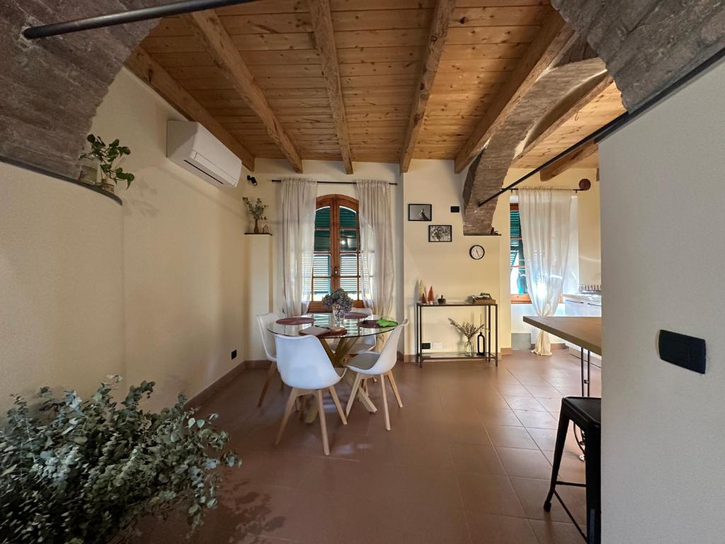 a dining room with a table and white chairs at Vitis Verde in Arnasco