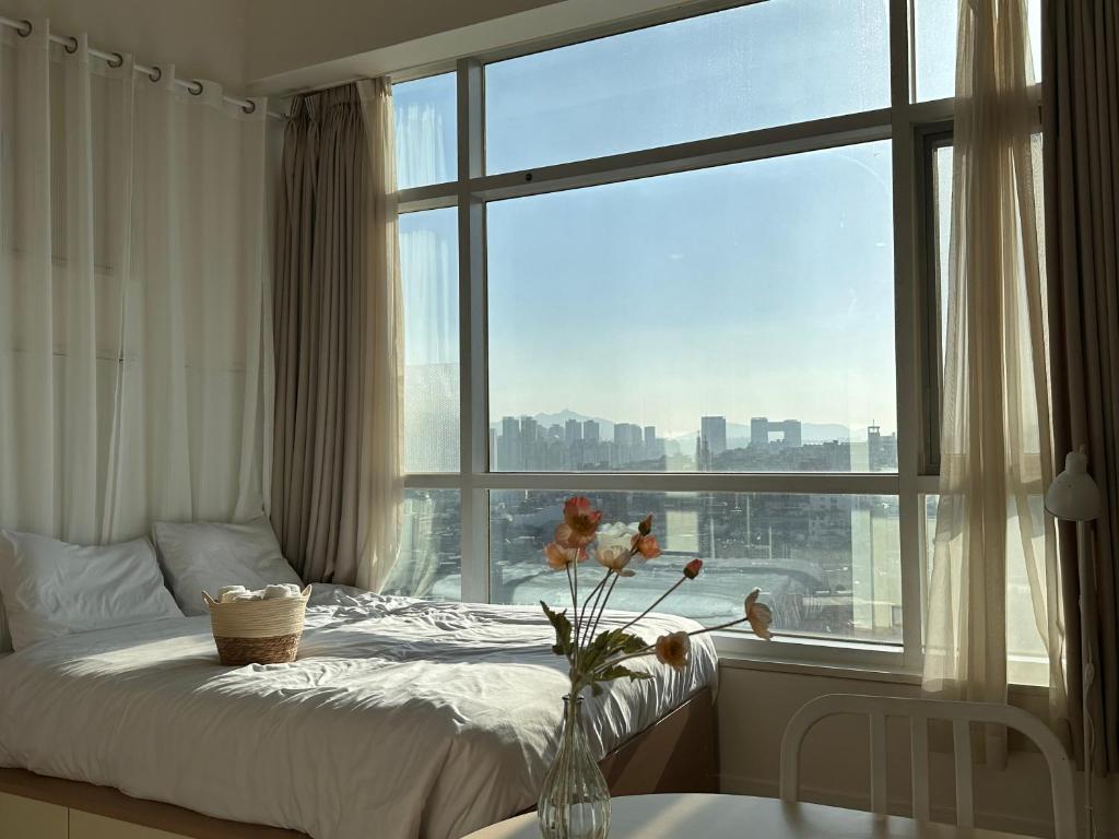 En eller flere senge i et værelse på Central Seoul loft apartment