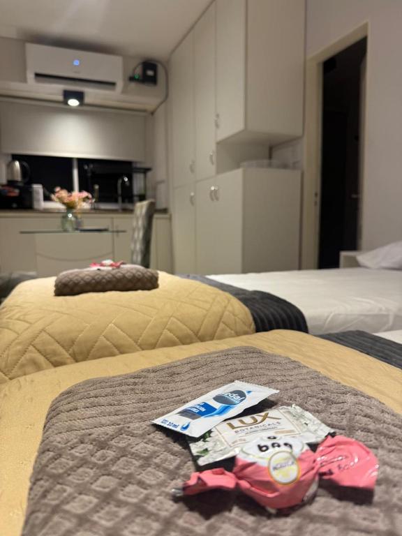 una coppia di letti in una stanza con cucina di DEPARTAMENTO en MICROCENTRO a Corrientes