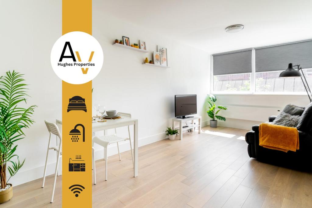 ein Wohnzimmer mit einem Tisch und einer gelben Stange in der Unterkunft Special Offer - Bright 1BR Apartment with Free Parking & Fast Wi-Fi By AV Hughes Properties in Milton Keynes