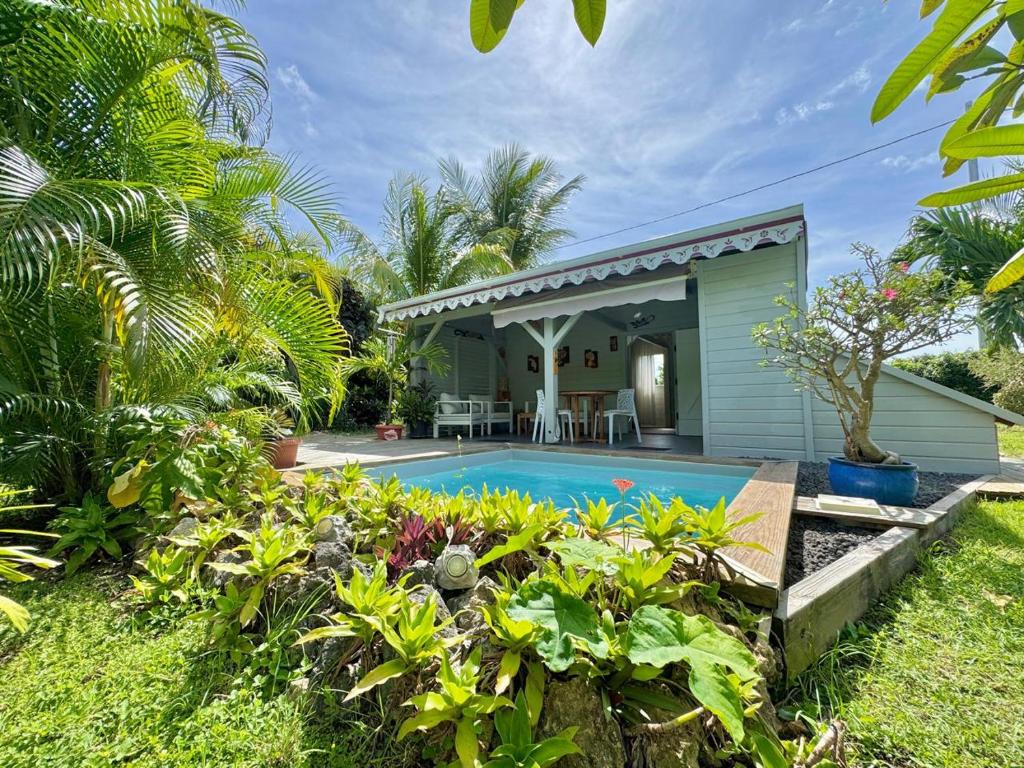 ein Haus mit einem Pool im Garten in der Unterkunft Ti kaz a Max in Saint-François