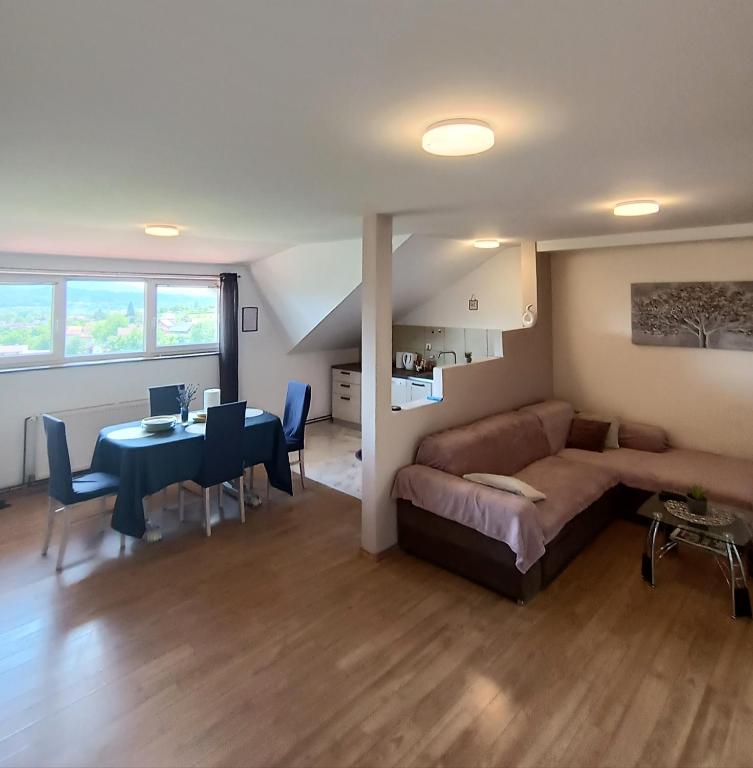 een woonkamer met een bank en een tafel bij Apartman PETRA ZABOK in Zabok