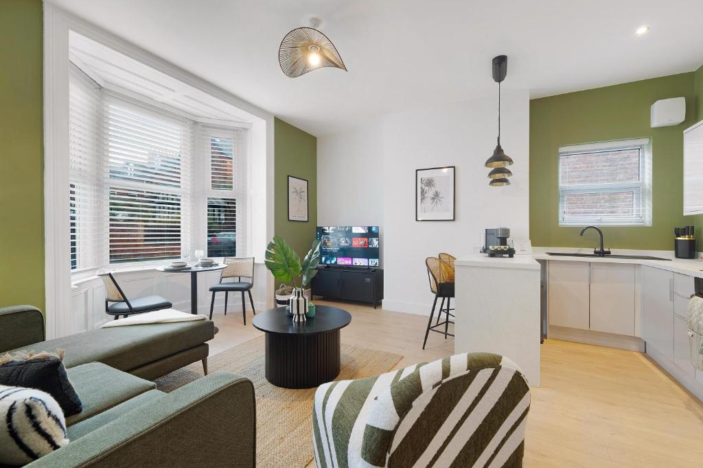 un soggiorno con divano e cucina di New! 2BR in Gladstone a Hartlepool