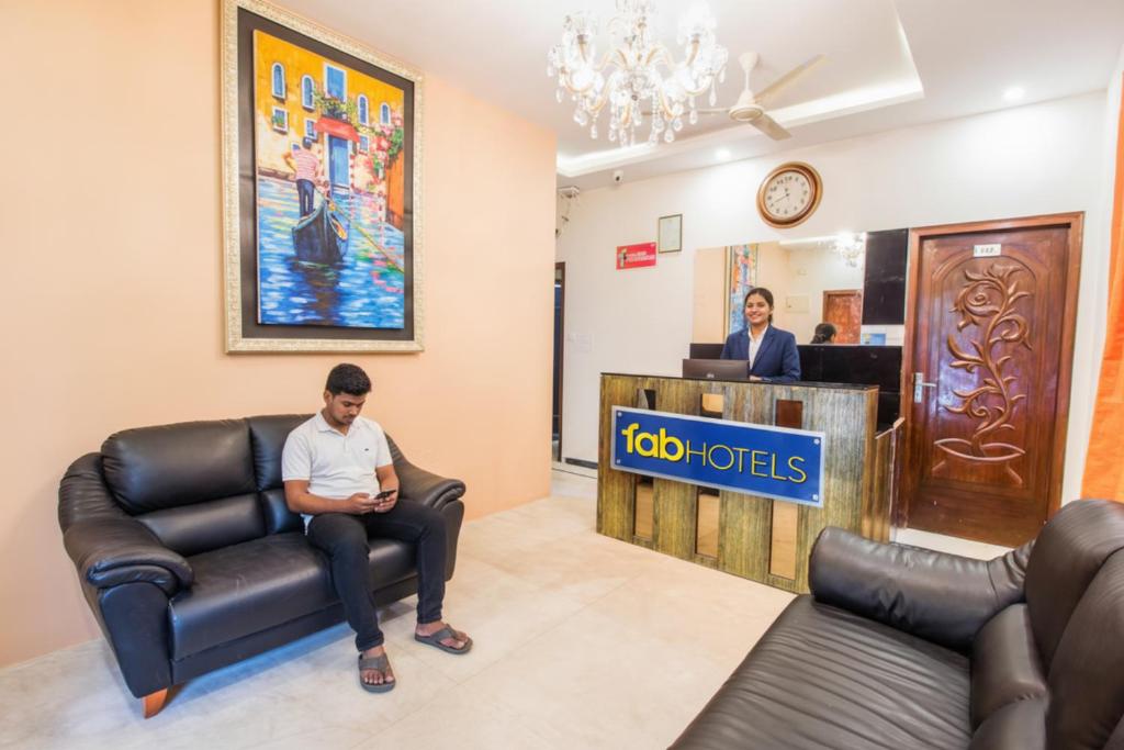 Huéspedes de FabHotel Crown Suites - Nr Sony Signals